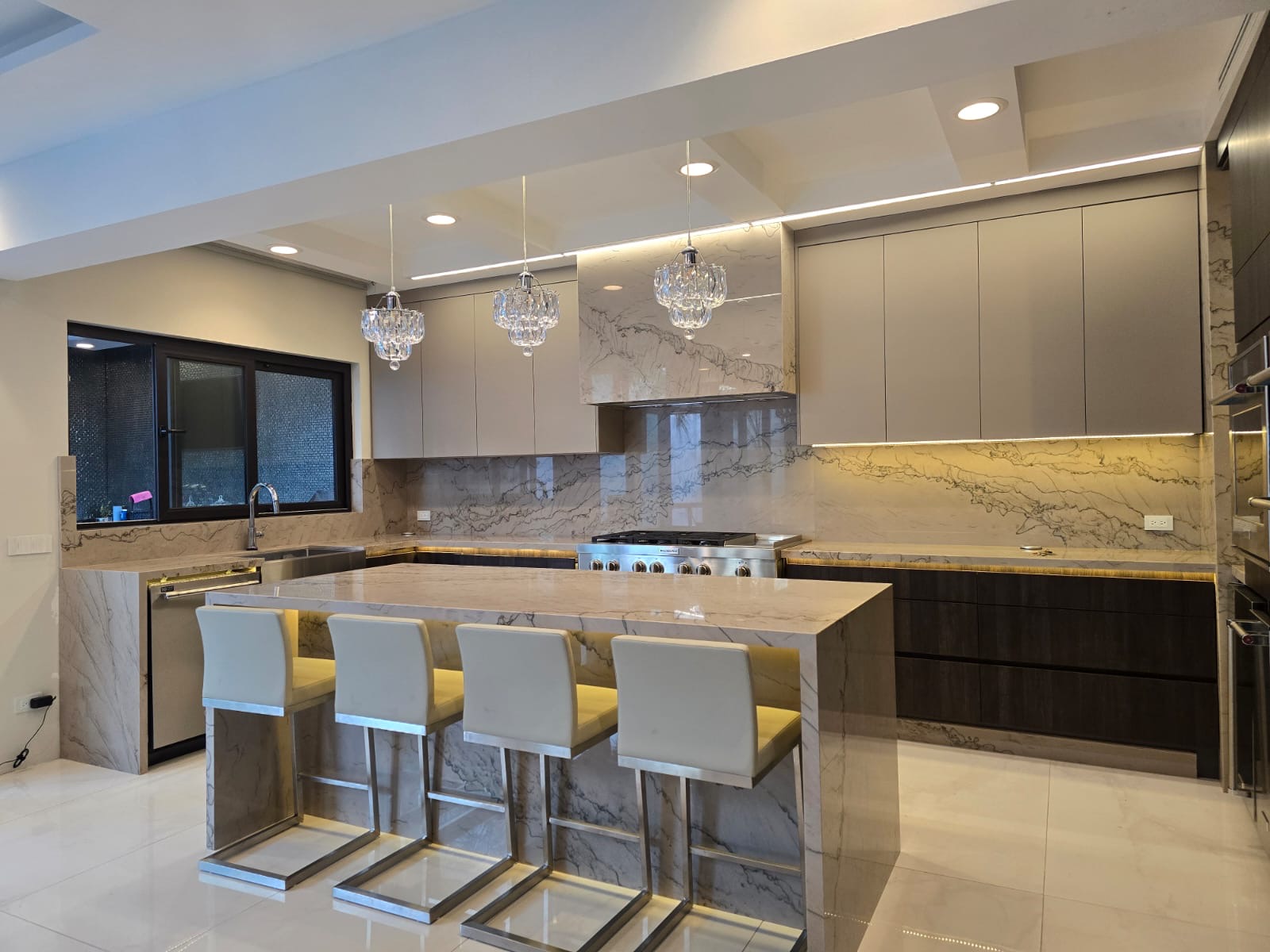 Cocina integral de mármol diseñada por Diseño 915